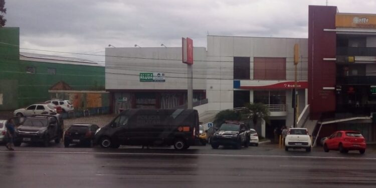 Em ação de cinema, criminosos invadem banco na região metropolitana de Curitiba