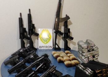 Polícia Militar apreende fuzis, pistolas e munição na BR-277 no Paraná