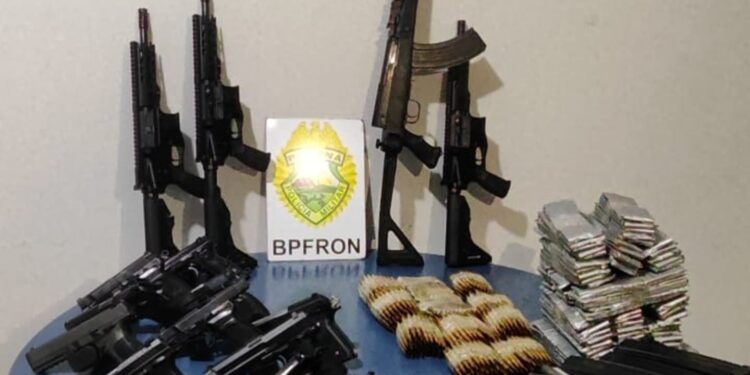 Polícia Militar apreende fuzis, pistolas e munição na BR-277 no Paraná