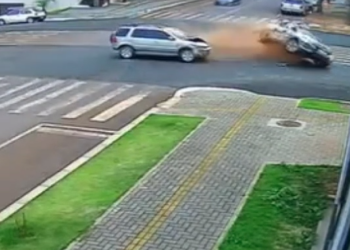 Carro do Google tomba em colisão no Paraná