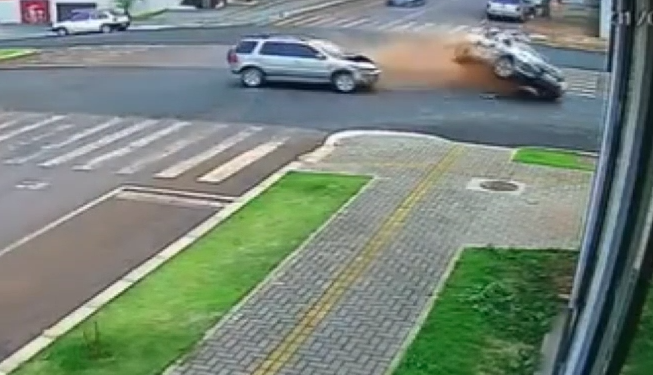 Carro do Google tomba em colisão no Paraná