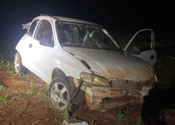 Dupla capota carro roubado, tenta fugir e um morre em confronto com a PM