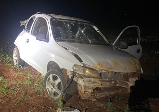 Dupla capota carro roubado, tenta fugir e um morre em confronto com a PM