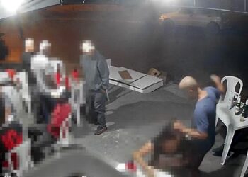 Sem motivos, homem ataca duas pessoas em bar e acaba preso em Colombo, veja o vídeo da ação