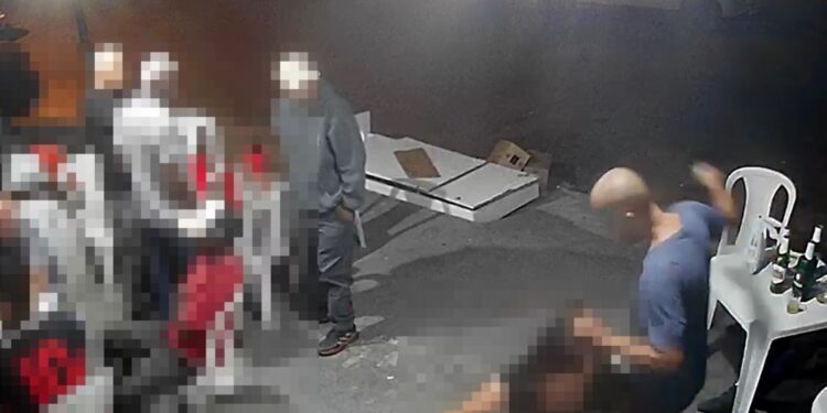 Sem motivos, homem ataca duas pessoas em bar e acaba preso em Colombo, veja o vídeo da ação