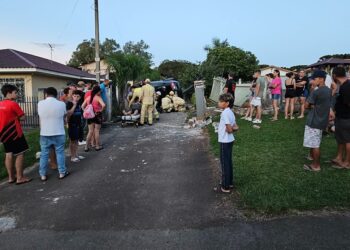 Motorista invade terreno de residência capotando e quatro ficam feridos em Curitiba