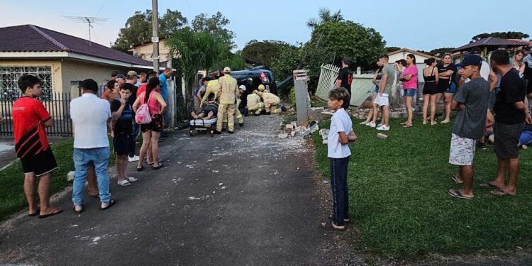 Motorista invade terreno de residência capotando e quatro ficam feridos em Curitiba