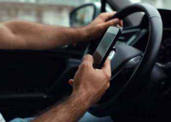 Pesquisa mostra que 75% dos condutores usam celular enquanto dirigem