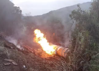 Criança morre após caminhão carregado com álcool tombar e pegar fogo no Paraná