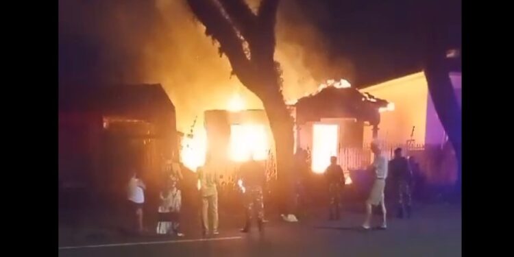 Incêndio destrói residência no Rebouças