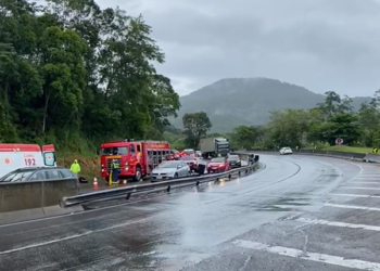 Três pessoas ficam feridas após carro capotar na BR-277 sentido Curitiba