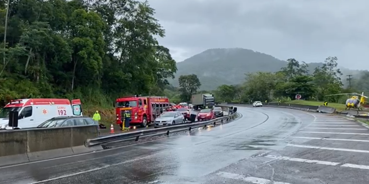 Três pessoas ficam feridas após carro capotar na BR-277 sentido Curitiba
