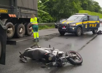 Mulher morre em acidente na BR-277 após moto colidir em caminhão
