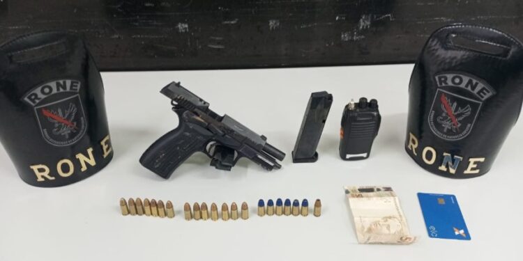 Segurança de biqueira é preso pela RONE com pistola e rádio comunicador