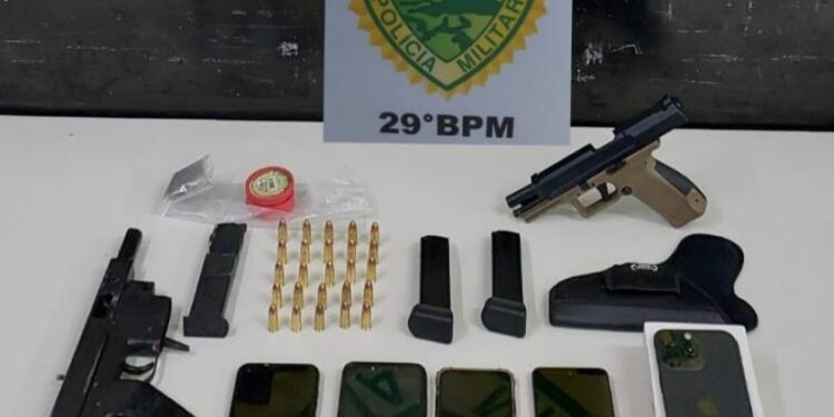 Criminosos que aterrorizam em assalto a loja de celulares são presos pela PM