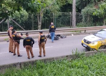 Dupla que estava dando em grau em moto tenta fugir da PM, se acidenta e um morre