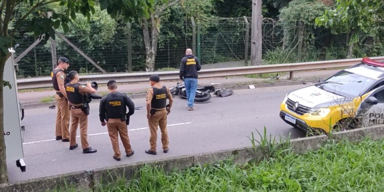 Dupla que estava dando em grau em moto tenta fugir da PM, se acidenta e um morre