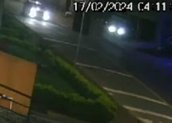 Condutor de carro invade a contramão, atropela casal na calçada e foge em Curitiba, veja o vídeo