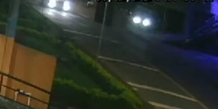 Condutor de carro invade a contramão, atropela casal na calçada e foge em Curitiba, veja o vídeo