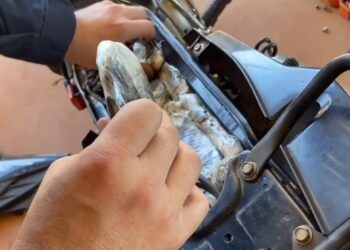 PRF encontra moto recheada de haxixe e motociclista é preso, veja o vídeo