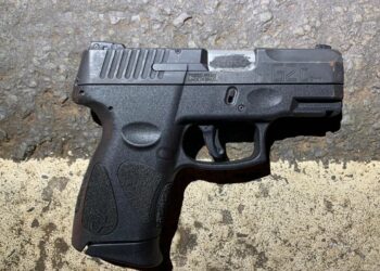 Indivíduo com caminhonete furtada morre em confronto com a PM