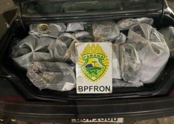 Polícia Militar aborda Monza e encontra porta malas recheado de contrabando