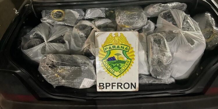 Polícia Militar aborda Monza e encontra porta malas recheado de contrabando