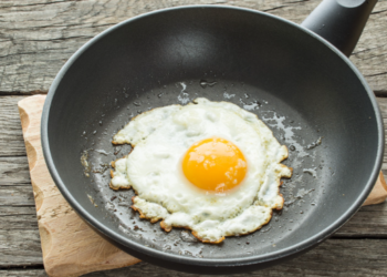 Mulher se queima fritando ovo, fica internada 10 dias e morre