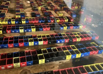 Cerveja falsificada? PM estoura fábrica clandestina de cerveja em Colombo