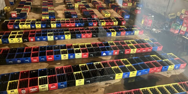 Cerveja falsificada? PM estoura fábrica clandestina de cerveja em Colombo