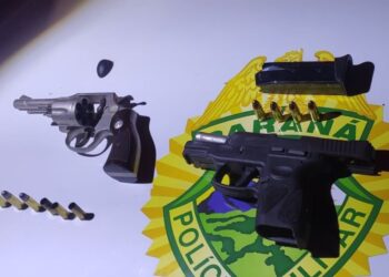 Criminosos em carro roubado fogem da PM por 15 km, provocam grave acidente e dois morrem em confronto com a polícia