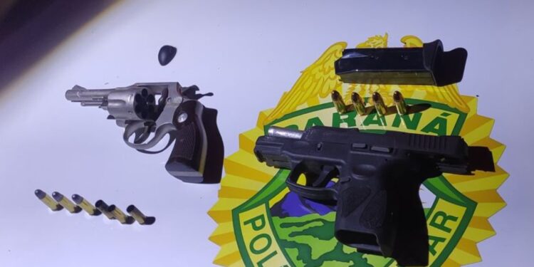 Criminosos em carro roubado fogem da PM por 15 km, provocam grave acidente e dois morrem em confronto com a polícia