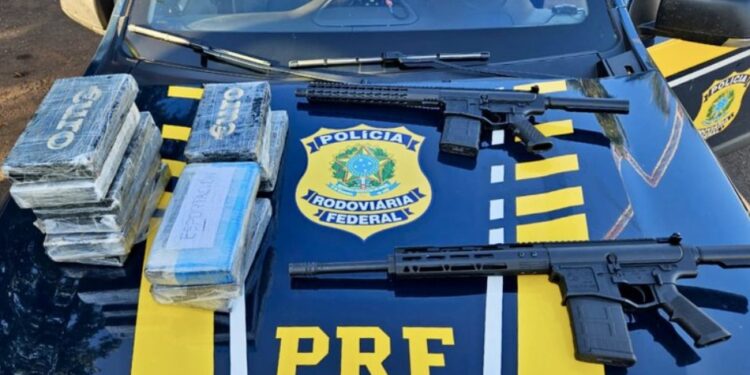 PRF apreende cocaína e fuzis no Paraná