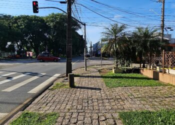 Corpo é encontrado em avenida movimentada de Curitiba e muita gente sequer notou