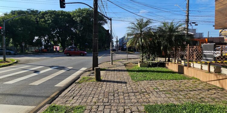 Corpo é encontrado em avenida movimentada de Curitiba e muita gente sequer notou