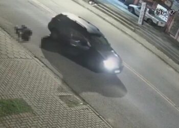 Câmera registra mulher caindo de carro em movimento em Curitiba, veja o vídeo