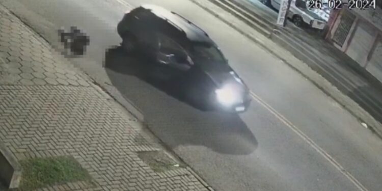 Câmera registra mulher caindo de carro em movimento em Curitiba, veja o vídeo