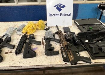 Receita Federal encontra diversas armas em fundo falso de ônibus de turismo, 1 mês após apreensão do veículo no Paraná