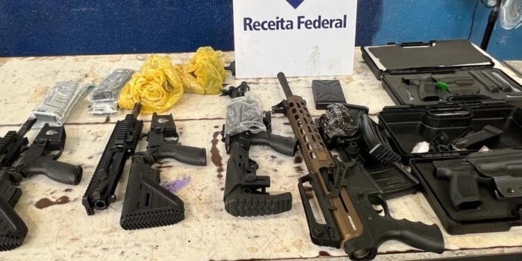 Receita Federal encontra diversas armas em fundo falso de ônibus de turismo, 1 mês após apreensão do veículo no Paraná