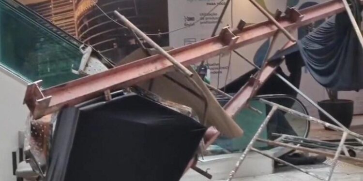 Andaime desaba e deixa pelo menos três pessoas feridas em shopping de Curitiba, veja o vídeo