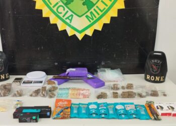 RONE percebe indivíduo fumando maconha em BMW, realiza a abordagem e apreende vários tipos de drogas