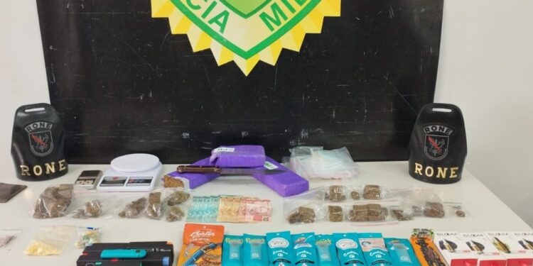 RONE percebe indivíduo fumando maconha em BMW, realiza a abordagem e apreende vários tipos de drogas