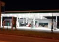 Criminosos armados rendem vigia e explodem cofre de posto de combustíveis
