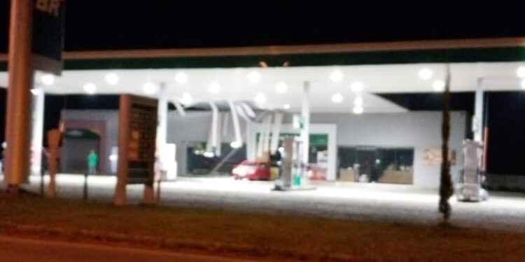 Criminosos armados rendem vigia e explodem cofre de posto de combustíveis