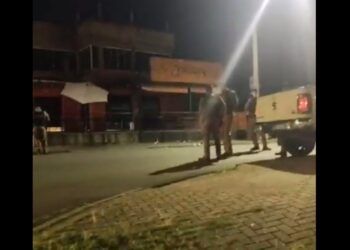 Rapaz com tornozeleira eletrônica é executado com mais de 20 tiros em Colombo, veja o vídeo