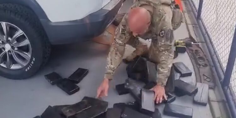 PRF apreende 45 quilos de cocaína e detém criminoso na RMC