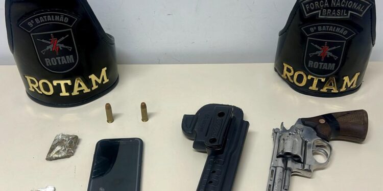 ROTAM apreende arma e drogas após abordagem de indivíduo em bar
