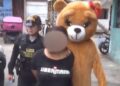 Ursinho da segurança: Policial se fantasia de urso do amor e prende traficante, veja o vídeo