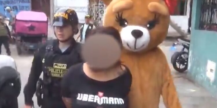 Ursinho da segurança: Policial se fantasia de urso do amor e prende traficante, veja o vídeo