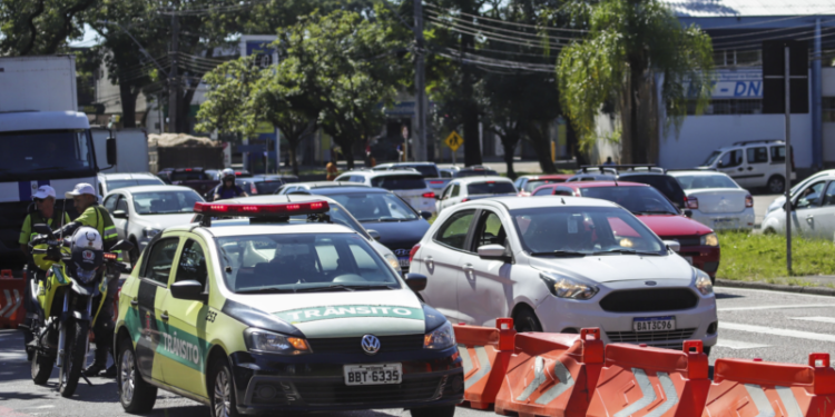 Atenção, motorista:  Bairros de Curitiba terão bloqueios no trânsito para procissões e apresentações da programação de Páscoa